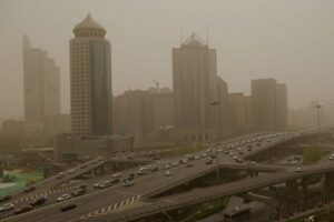 北京で再び砂嵐「紫禁城は一層美しく」　官製メディアの報道に呆れる声
