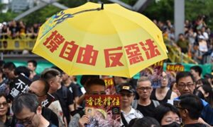 香港駐留の中国軍、デモ鎮圧訓練の動画公開　心理戦展開か