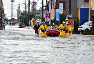 東日本で豪雨被害　住民らボートで救出