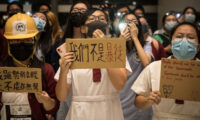 香港警察が過剰な暴力 骨折や失明した市民も＝アムネスティ報告