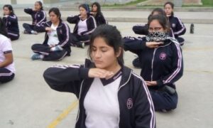 【写真】ペルー女子中学校で生徒らが法輪功を体験