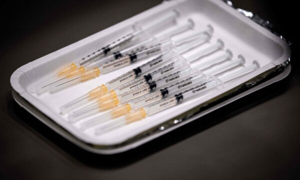モデルナ製ワクチン接種の30代男性2人が死亡、基礎疾患なし　使用見合わせロットと同時期の産品