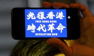駐英中国領事館員、抗議の香港市民に集団暴行　警察が調査へ