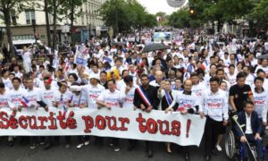 仏パリで中国系住民が大規模デモ進行　人種差別や暴力事件を抗議