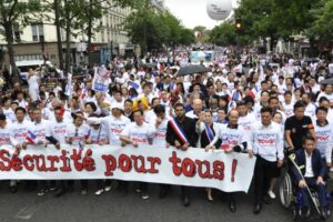 仏パリで中国系住民が大規模デモ進行　人種差別や暴力事件を抗議