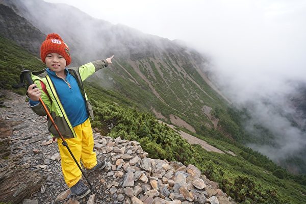 「天国のママにもっと近づきたい」　8歳男児が遺影とともに台湾の最高峰に登頂