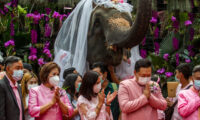 結婚式いろいろ　中国少数民族の慣習（上）