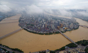 長江の洪水　128人死亡　台風で被害拡大の懸念