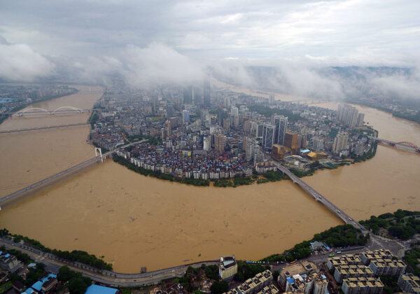 長江の洪水　128人死亡　台風で被害拡大の懸念
