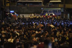 香港民主団体、議員宣誓問題で中国当局介入に抗議　警官隊と激しく衝突