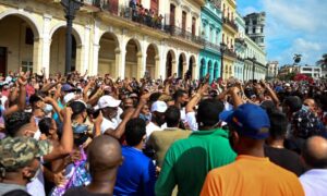 「独裁政治に終止符を」キューバ社会主義政権に数千人が抗議デモ