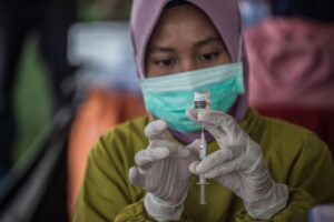 東南アジアに広がる中国製ワクチン不信　使用中止相次ぐ