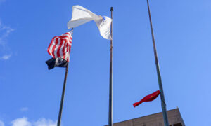 共産党政権72周年　米ボストン市で中国国旗掲揚式　故障で「弔旗」に　