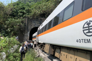 台湾トンネル内脱線事故　死者54人　負傷者150人以上
