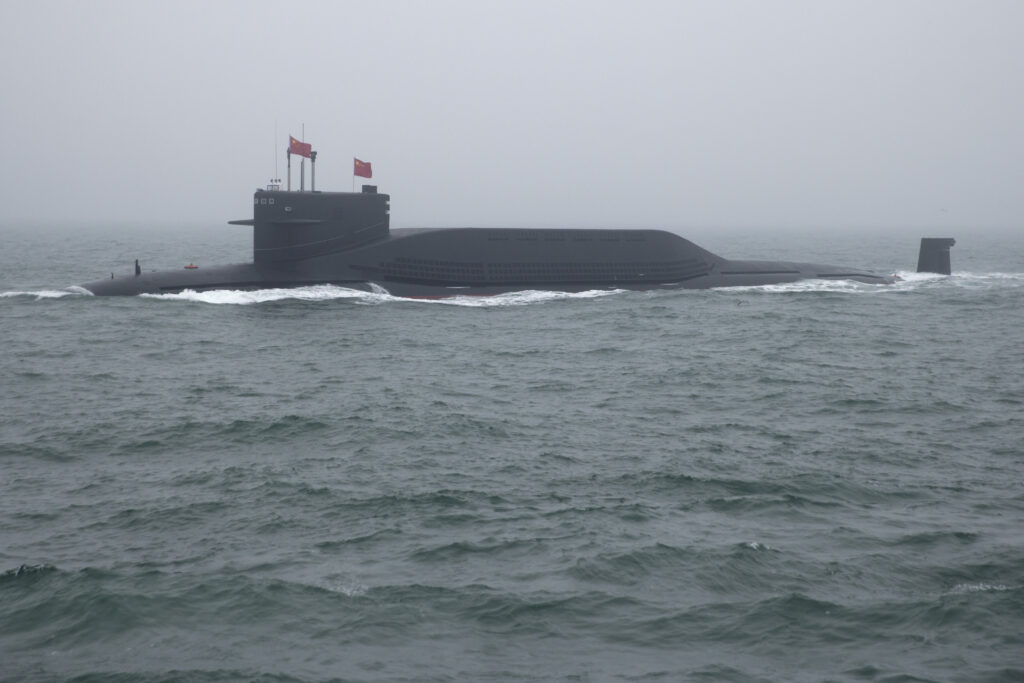 中国軍原潜、台湾海峡を浮上航行　故障を指摘する見方も