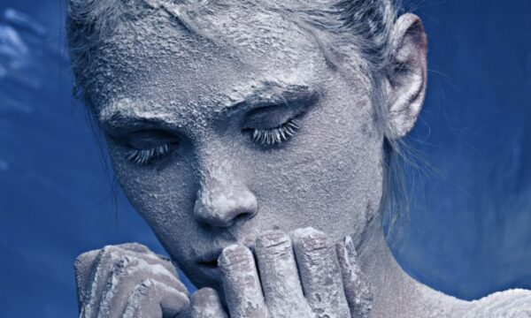 6時間も極寒-30℃の中で「まるで氷の彫刻」になった女性の結末は