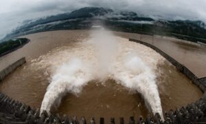 中国のレアアースと肥料産業、長江の洪水で大打撃