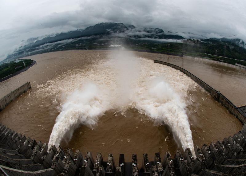 中国のレアアースと肥料産業、長江の洪水で大打撃