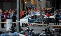 バルセロナでテロ　110人死傷　群衆に車突っ込む