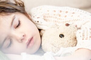 「寝る子は育つ」 定時に寝ることが大切＝米研究　