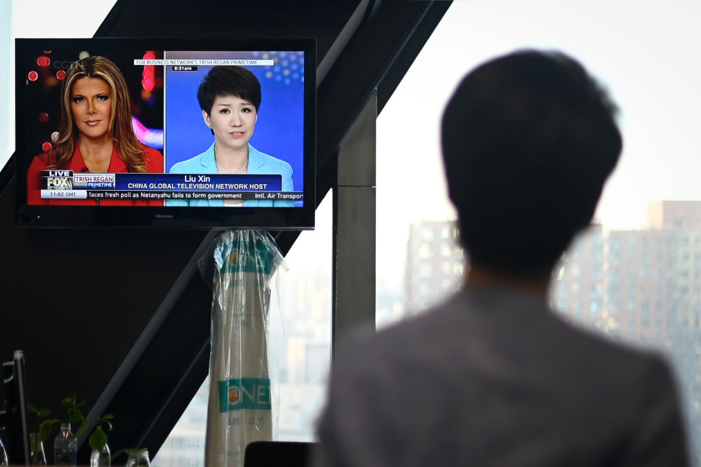 米中女性司会者の討論　中国官製メディアは宣伝利用