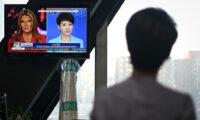 米中女性司会者の討論　中国官製メディアは宣伝利用