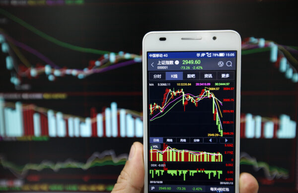 中国当局の規制強化で市場混乱、専門家「見えない第3の手がより破壊的」