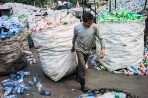 中国でゴミの分類が浸透しない理由　専門家「業績を気にする幹部が原因」