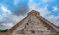 マヤ文明のピラミッドに登ったメキシコ人女性と、それを見守る数百人の観光客