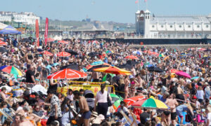 ＜写真＞今年初の夏日を迎えた英国　ノーマスクの人がビーチを埋め尽くす