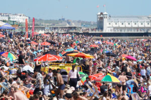 ＜写真＞今年初の夏日を迎えた英国　ノーマスクの人がビーチを埋め尽くす