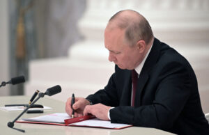 プーチン露大統領、ウクライナ東部での軍事作戦を決定