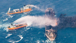 イランタンカー沈没、「石油が日韓周辺海域に流れる」＝英研究チーム