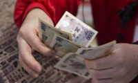 中国、日本国債を爆買い　米国債保有額を縮小　専門家がリスクを警告