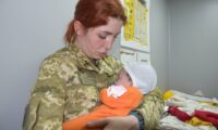 ウクライナ当局、国境で中国人らを拘束　身元不詳の赤ちゃん連れ出す疑いで