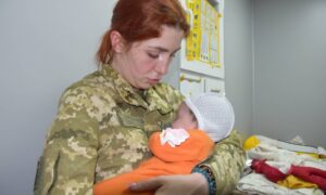 ウクライナ国境で見つかった新生児、代理出産の子＝当局発表