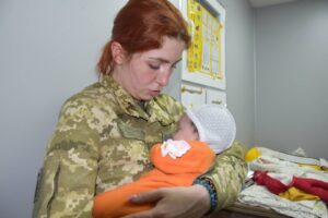 ウクライナ国境で見つかった新生児、代理出産の子＝当局発表