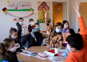 焦点：ウクライナ難民の子どもたち、入学で新たな日々がスタート