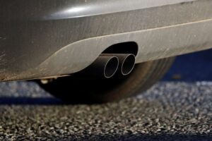 英国、ガソリン・ディーゼルトラックの新規販売禁止へ　40年から