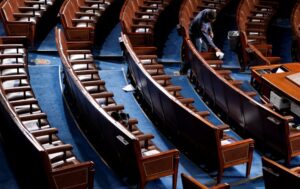 ペロシ氏側近や米政府高官がコロナ陽性、ワクチン接種完了後