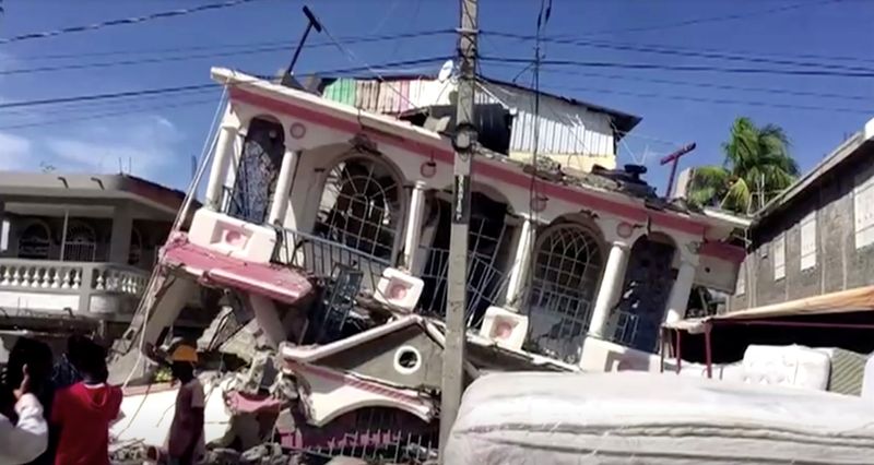 ハイチでM7.2の地震、300人以上死亡　1カ月の非常事態宣言