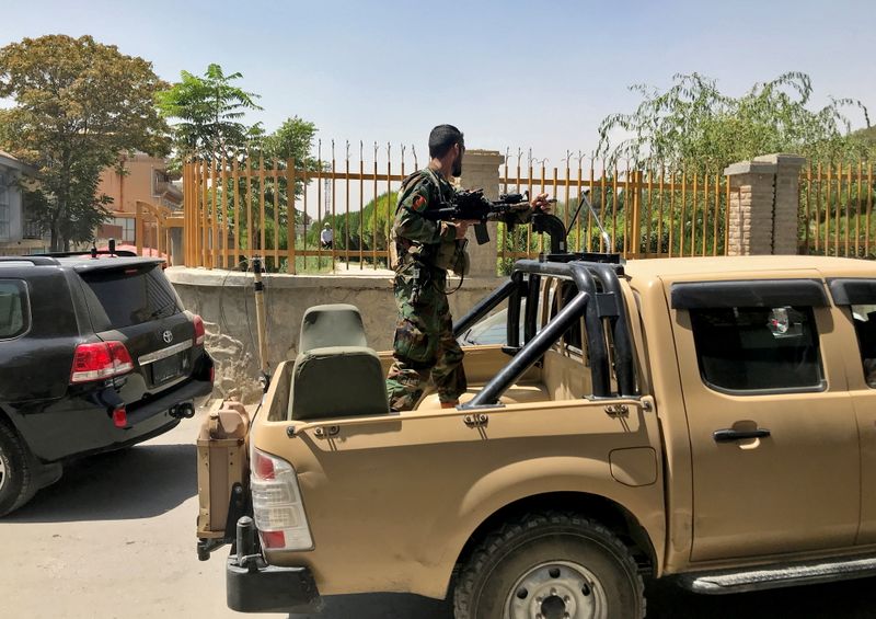 タリバンが首都カブールに進攻、米外交官はヘリで退避