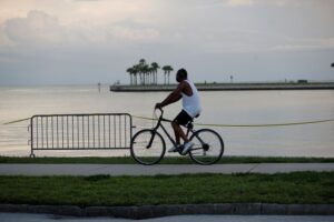 コロナ感染拡大の米南部、学校のマスク義務化巡り対立深まる