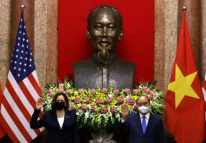南シナ海巡り対中圧力強化策を模索、米副大統領がベトナム訪問