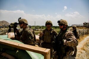 米軍のアフガン撤退が最終段階に、タリバンは空港の掌握準備