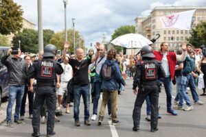 独ベルリンでコロナワクチンと規制反対のデモ、2日目は数千人参加