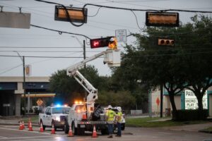 米南部に大雨、「ニコラス」被害で停電続く　鉄砲水に警戒