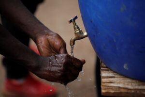 焦点：ナイロビのスラム、「自販機」がもたらす安全で低コストの水