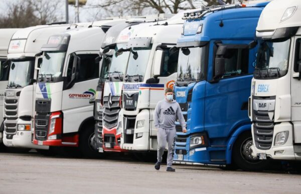 英トラック運転手不足問題、政府は解決に全力を挙げると表明