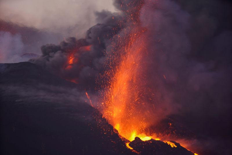 スペイン領カナリア諸島、火山噴火が勢い増す　首相は支援表明